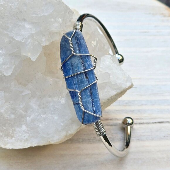 Blue Kyanite Wire Wrap Cuff–925 Silver Over Copper–Alignment & Clarity Talisman - Picture 4 of 9